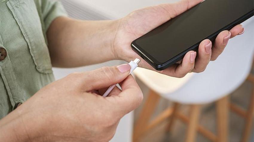 ŞARJ CİHAZLARINDA KURALLAR DEĞİŞİYOR! USB-C kabloları ve kablosuz şarj için yeni dönem
