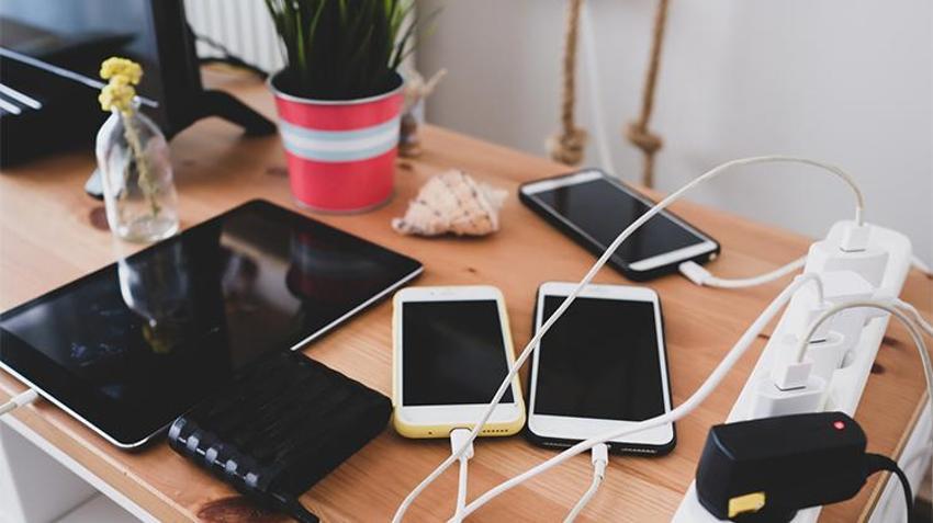 ŞARJ CİHAZLARINDA KURALLAR DEĞİŞİYOR! USB-C kabloları ve kablosuz şarj için yeni dönem
