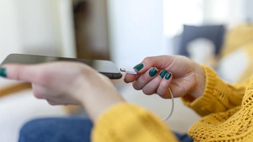 ŞARJ CİHAZLARINDA KURALLAR DEĞİŞİYOR! USB-C kabloları ve kablosuz şarj için yeni dönem
