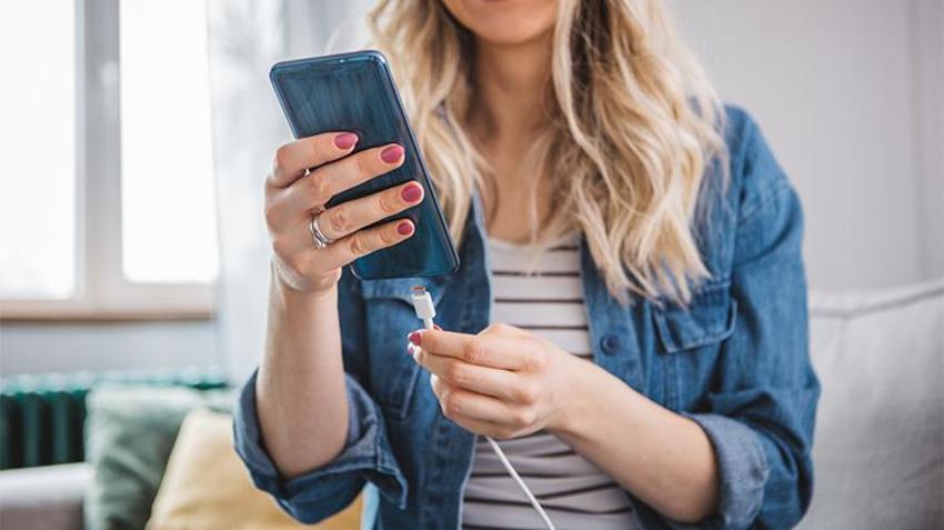 ŞARJ CİHAZLARINDA KURALLAR DEĞİŞİYOR! USB-C kabloları ve kablosuz şarj için yeni dönem