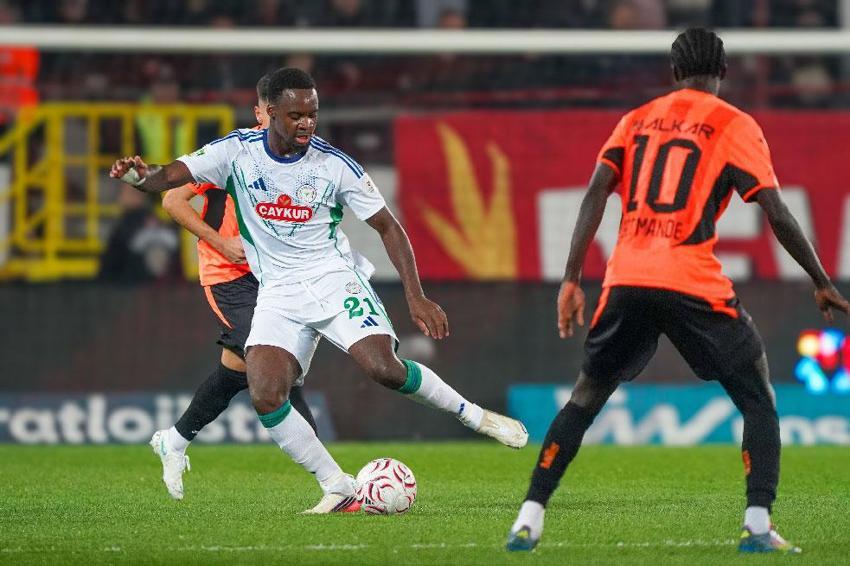 Arca Çorum FK – Çaykur Rizespor maçında konuk takım öne geçti ev sahibi geri döndü