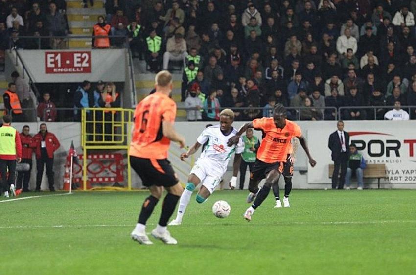 Arca Çorum FK – Çaykur Rizespor maçında konuk takım öne geçti ev sahibi geri döndü