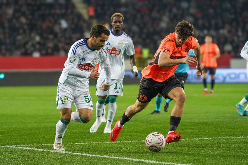 Arca Çorum FK – Çaykur Rizespor maçında konuk takım öne geçti ev sahibi geri döndü