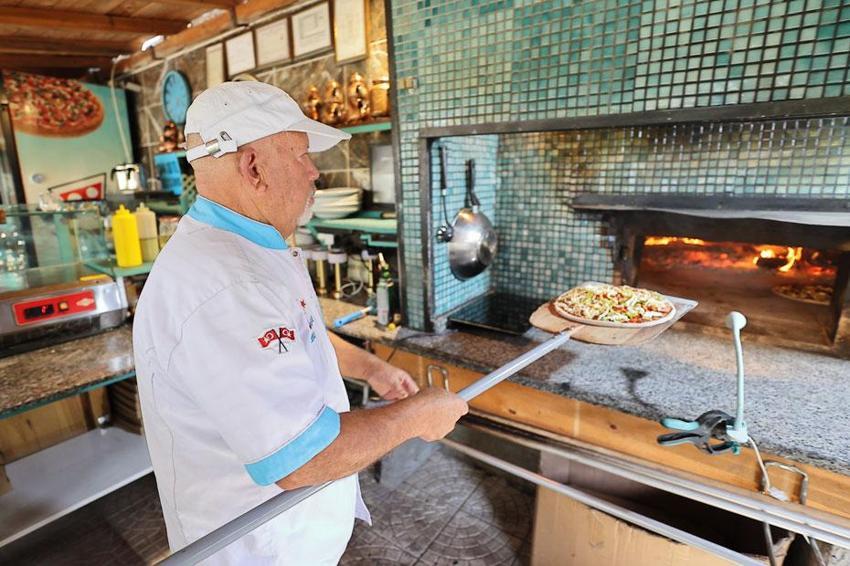 İsveç'ten Çorum'a dönen emekli çiftin köylerine açtığı restoran yoğun rağbet görüyor