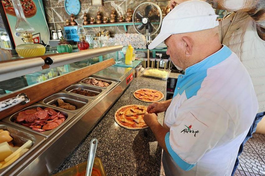 İsveç'ten Çorum'a dönen emekli çiftin köylerine açtığı restoran yoğun rağbet görüyor