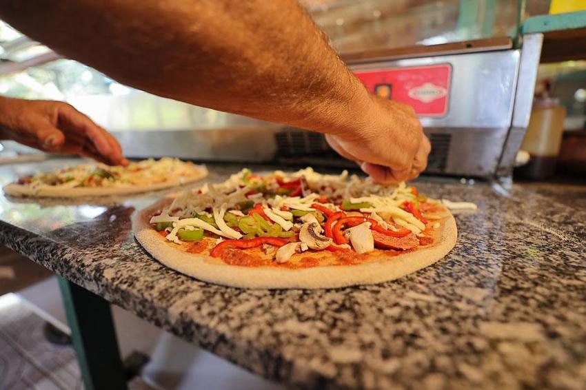 İsveç'ten Çorum'a dönen emekli çiftin köylerine açtığı restoran yoğun rağbet görüyor