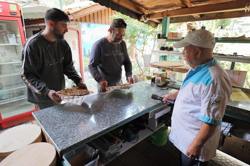 İsveç'ten Çorum'a dönen emekli çiftin köylerine açtığı restoran yoğun rağbet görüyor