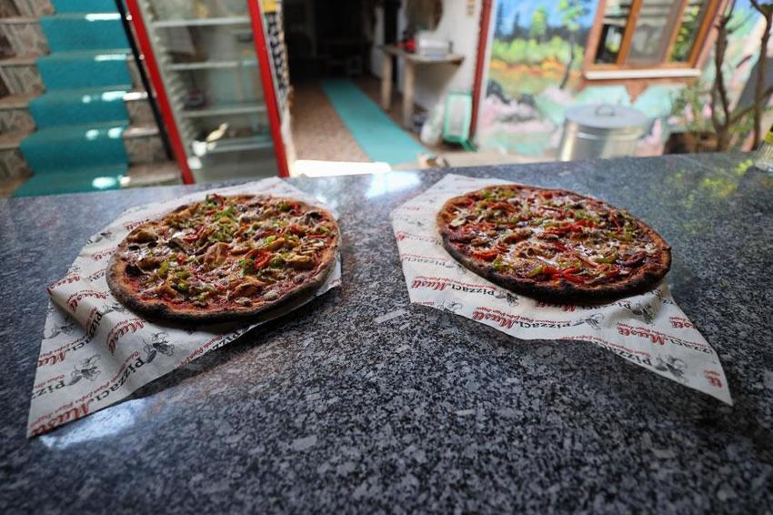 İsveç'ten Çorum'a dönen emekli çiftin köylerine açtığı restoran yoğun rağbet görüyor