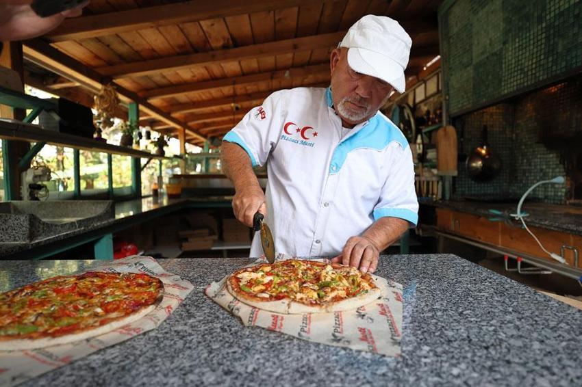 İsveç'ten Çorum'a dönen emekli çiftin köylerine açtığı restoran yoğun rağbet görüyor
