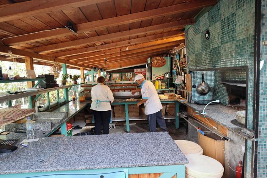 İsveç'ten Çorum'a dönen emekli çiftin köylerine açtığı restoran yoğun rağbet görüyor