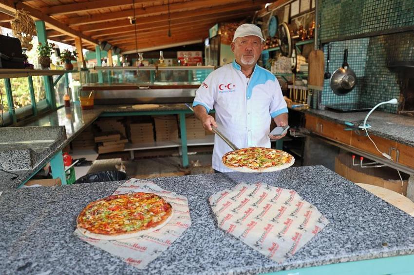 İsveç'ten Çorum'a dönen emekli çiftin köylerine açtığı restoran yoğun rağbet görüyor