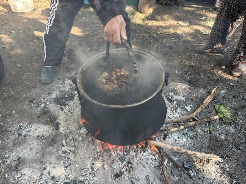 İbradı'da atalarından kalan asırlık yöntemlerle damlarda kiremit üzerinde yapıyorlar! Hem koruyor hem lezzet katıyor