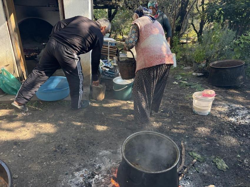 İbradı'da atalarından kalan asırlık yöntemlerle damlarda kiremit üzerinde yapıyorlar! Hem koruyor hem lezzet katıyor