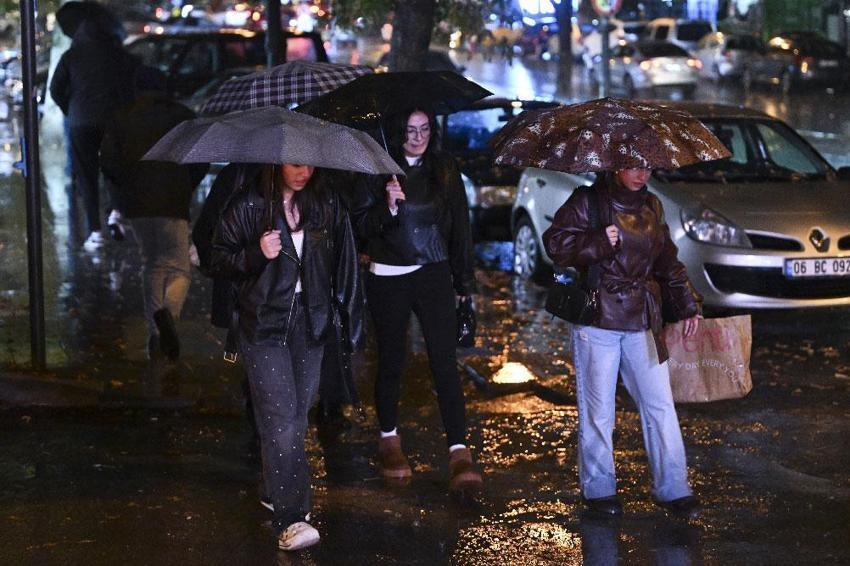 Sağanak yağışlar etkili olacak! Meteoroloji açıkladı Bakan Kurum uyardı: 10 ilde turuncu, 26 ilde sarı kodlu uyarı var