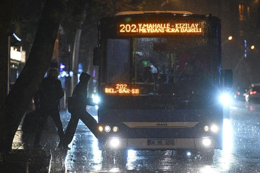 Sağanak yağışlar etkili olacak! Meteoroloji açıkladı Bakan Kurum uyardı: 10 ilde turuncu, 26 ilde sarı kodlu uyarı var