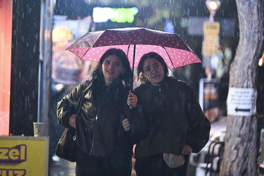 Sağanak yağışlar etkili olacak! Meteoroloji açıkladı Bakan Kurum uyardı: 10 ilde turuncu, 26 ilde sarı kodlu uyarı var