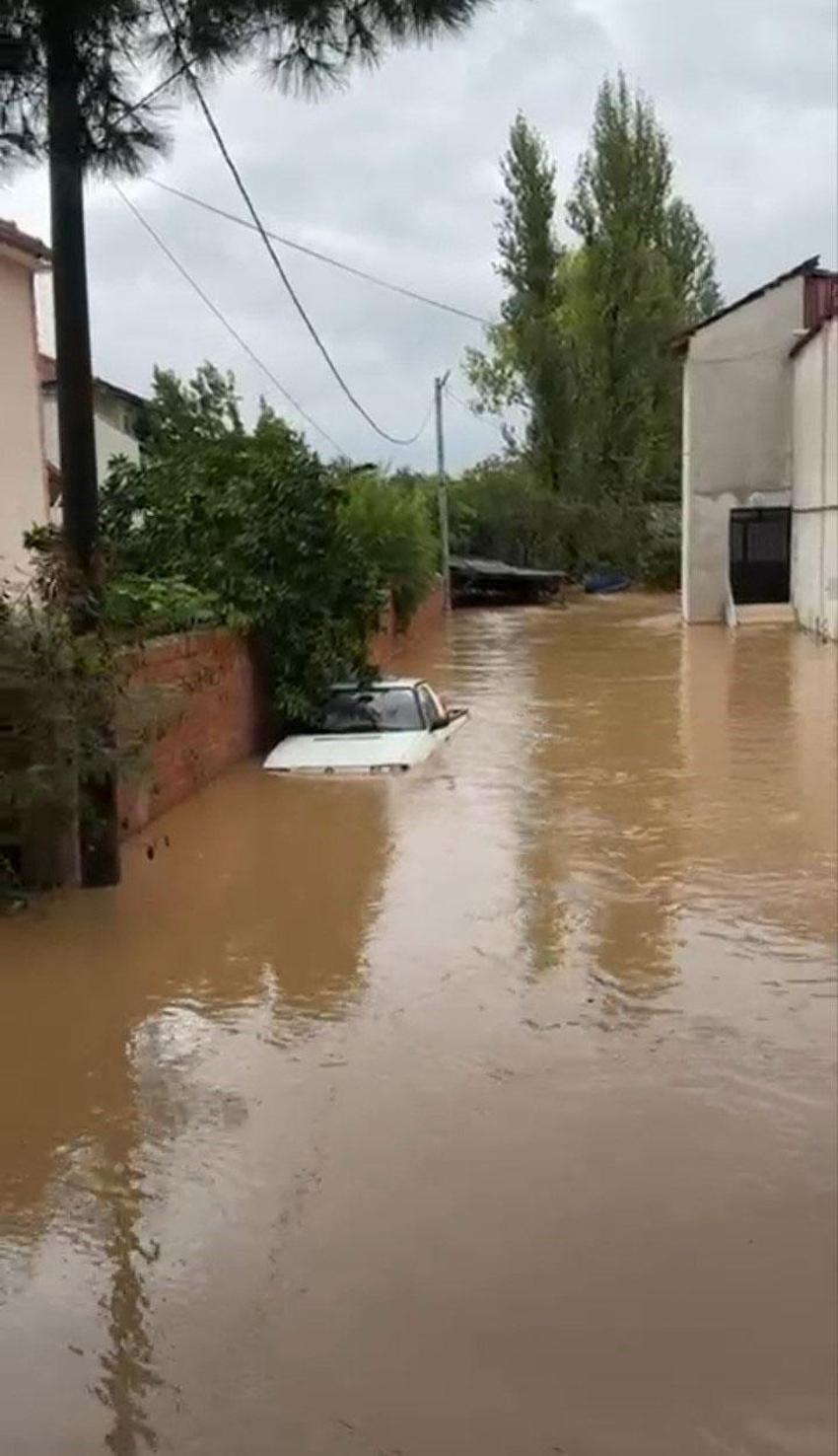 Bursa'da zorlu mücadele sürüyor! Sel ve su baskınlarında 445 ihbarın 320'sine müdahale edildi