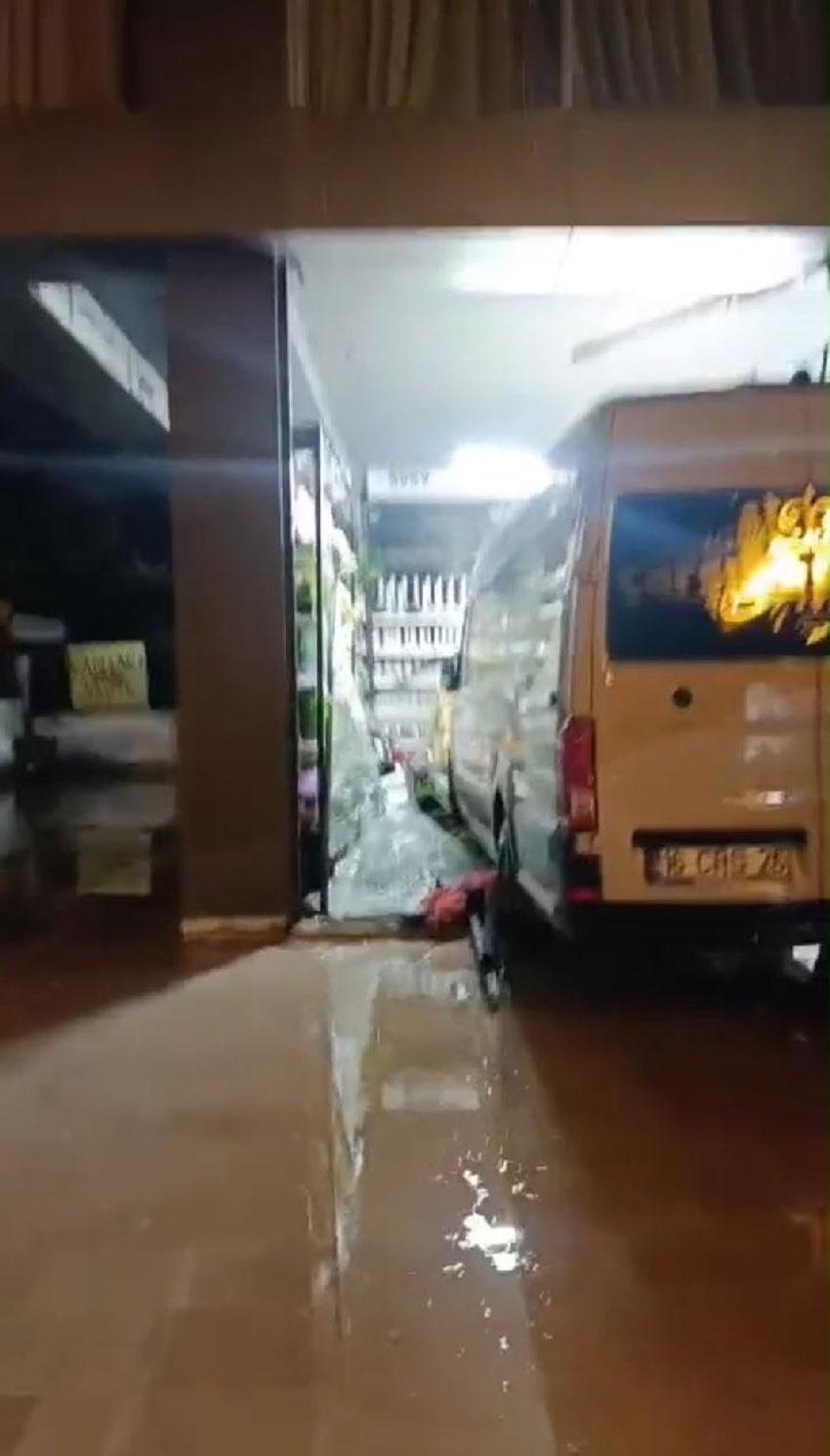 Kontrolden çıkan servis aracı züccaciye dükkanına daldı! Müşteriler neye uğradığını şaşırdı