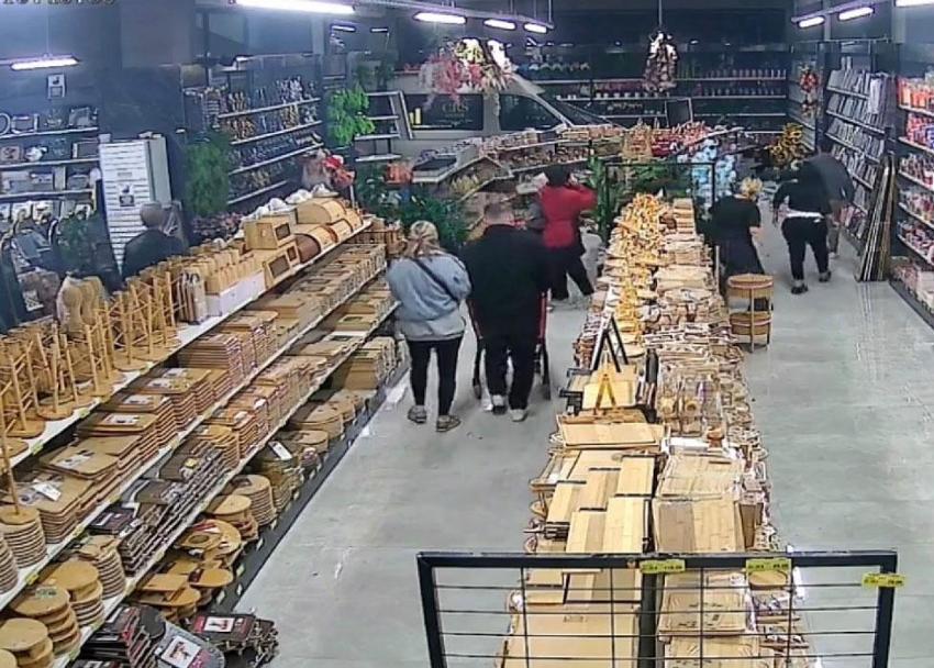 Kontrolden çıkan servis aracı züccaciye dükkanına daldı! Müşteriler neye uğradığını şaşırdı