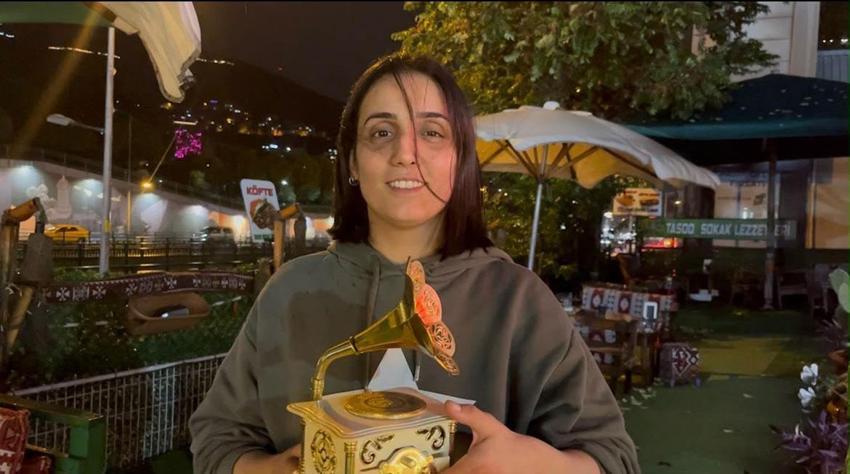 Kontrolden çıkan servis aracı züccaciye dükkanına daldı! Müşteriler neye uğradığını şaşırdı
