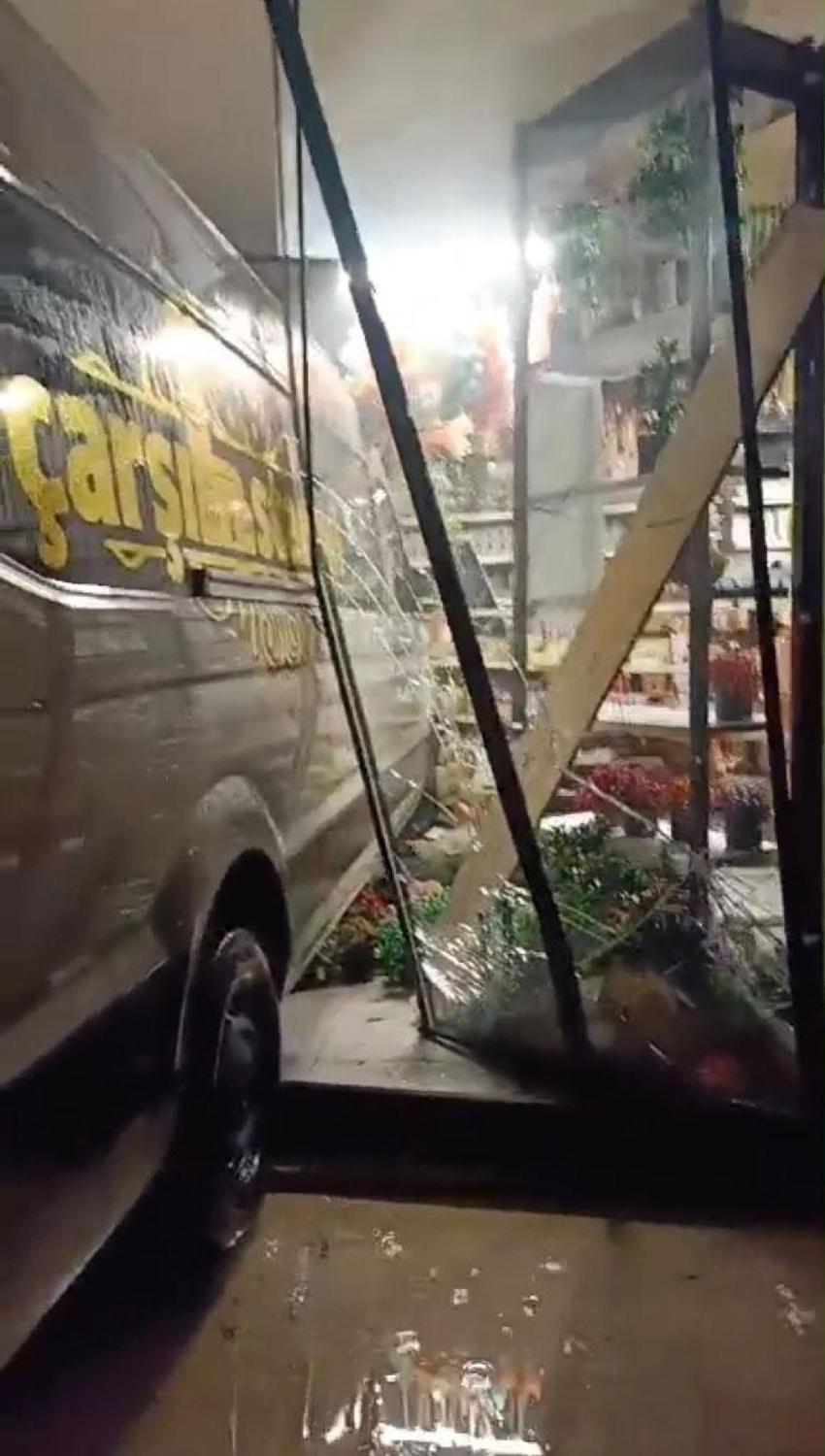 Kontrolden çıkan servis aracı züccaciye dükkanına daldı! Müşteriler neye uğradığını şaşırdı