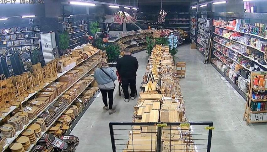 Kontrolden çıkan servis aracı züccaciye dükkanına daldı! Müşteriler neye uğradığını şaşırdı