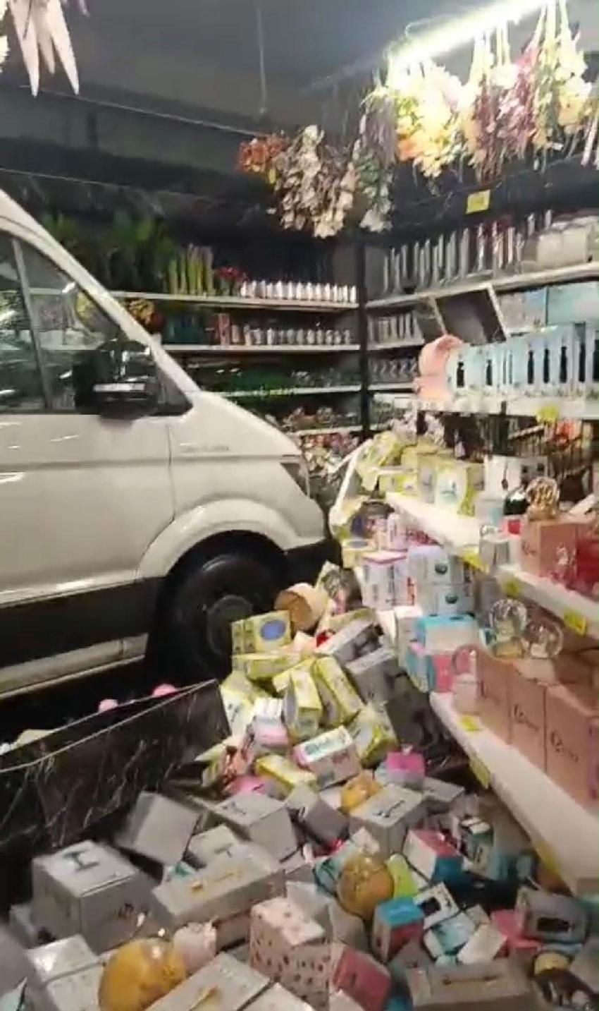 Kontrolden çıkan servis aracı züccaciye dükkanına daldı! Müşteriler neye uğradığını şaşırdı