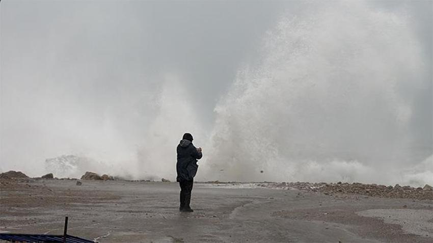 Amasra'da korkutan manzara: Dalgalar 6 metreye ulaştı, tekneler Karadeniz’e açılamadı