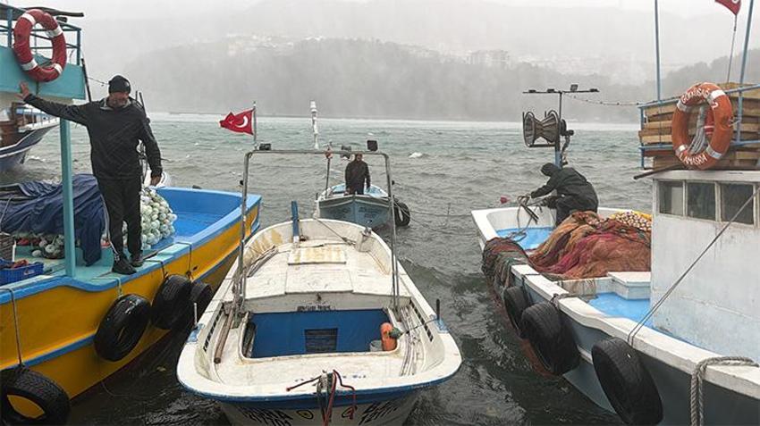 Amasra'da korkutan manzara: Dalgalar 6 metreye ulaştı, tekneler Karadeniz’e açılamadı