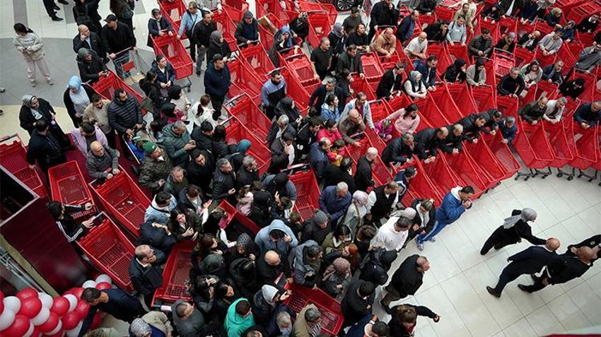 İstanbul'da açılışta indirim izdihamı: Kuyruk havadan görüntülendi