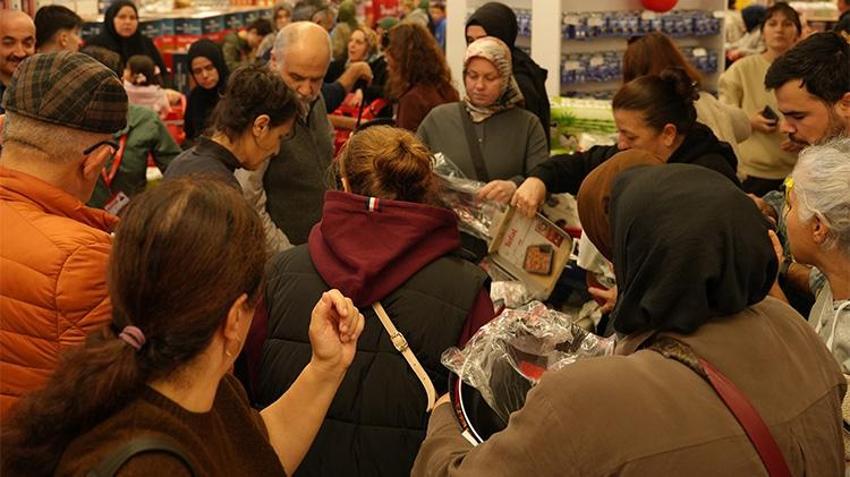 İstanbul'da açılışta indirim izdihamı: Kuyruk havadan görüntülendi
