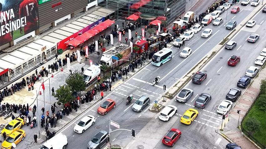 İstanbul'da açılışta indirim izdihamı: Kuyruk havadan görüntülendi