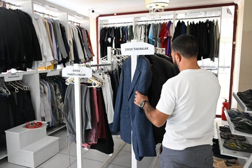 Antalya'da ihtiyaç sahiplerine ücretsiz kıyafet desteği: Gelinlik bile bulunuyor