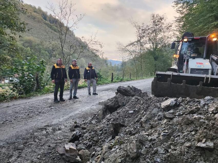 Düzce’de heyelan yolu kapattı! Ekiplerin müdahalesiyle yeniden açıldı