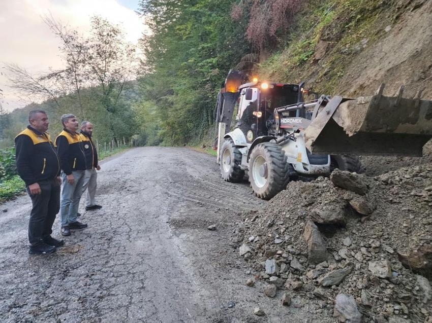 Düzce’de heyelan yolu kapattı! Ekiplerin müdahalesiyle yeniden açıldı