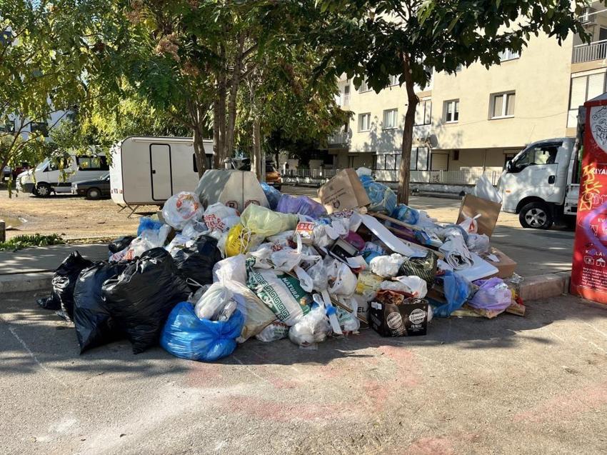 Karşıyaka’da çöp krizi büyüyor: 9 gündür toplanmayan atıklar sokakları sardı