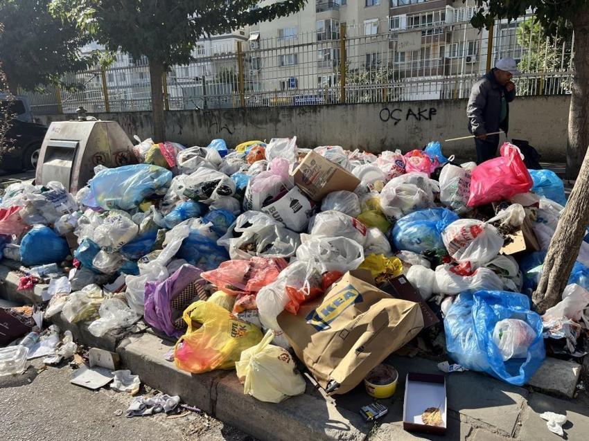 Karşıyaka’da çöp krizi büyüyor: 9 gündür toplanmayan atıklar sokakları sardı