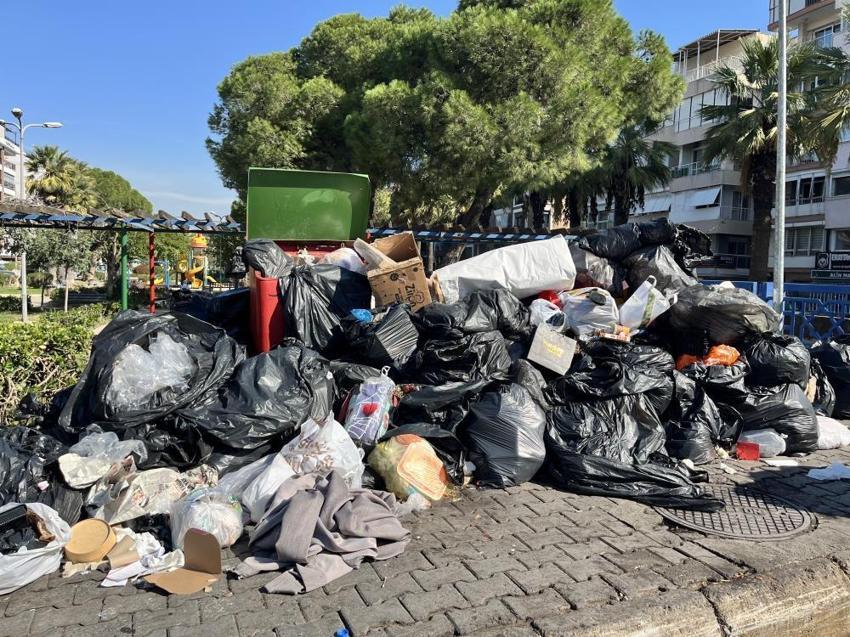 Karşıyaka’da çöp krizi büyüyor: 9 gündür toplanmayan atıklar sokakları sardı