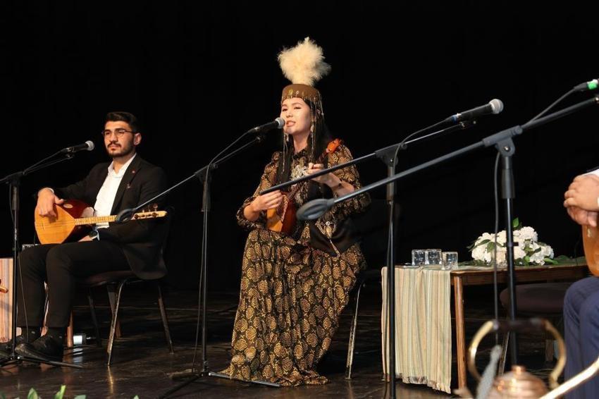 Gaziantep’te sazlar konuştu, ozanlar atıştı: Türk dünyası aynı sahnede buluştu