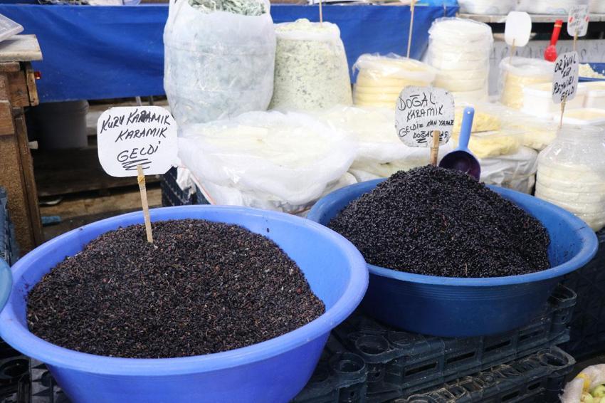 Birçok derde deva karamuk meyvesi tezgahlardaki yerini aldı! Tezgahta kilosu 70-100 TL arasında değişiyor