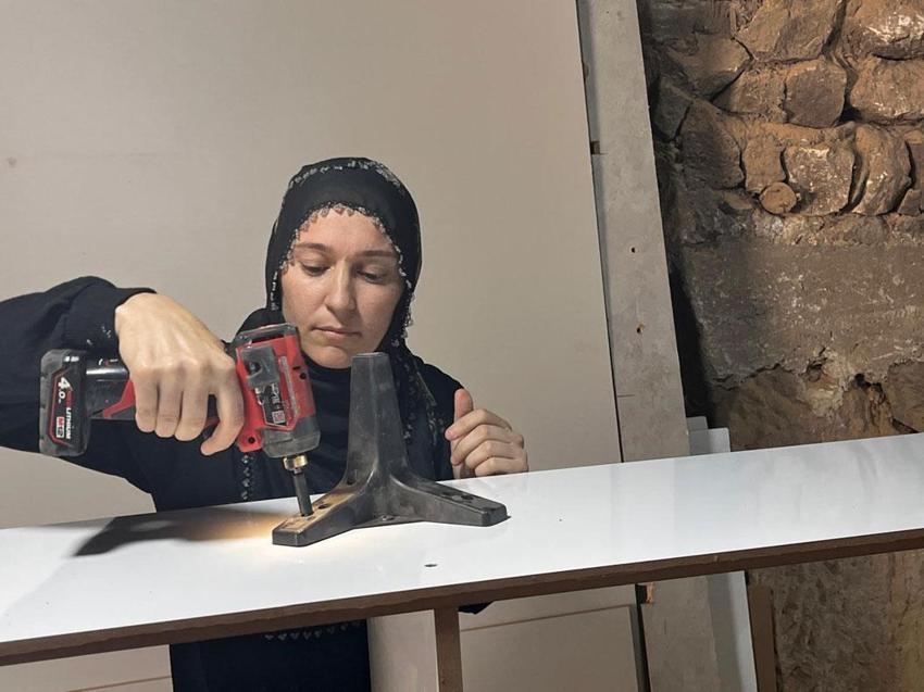 10 yıl önce eşine destek olmak için çıraklığa başladı, mobilya ustası oldu