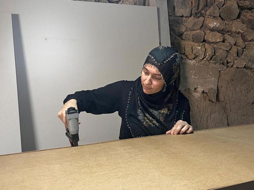 10 yıl önce eşine destek olmak için çıraklığa başladı, mobilya ustası oldu