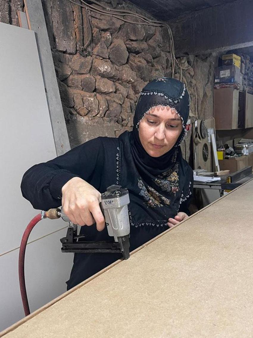 10 yıl önce eşine destek olmak için çıraklığa başladı, mobilya ustası oldu