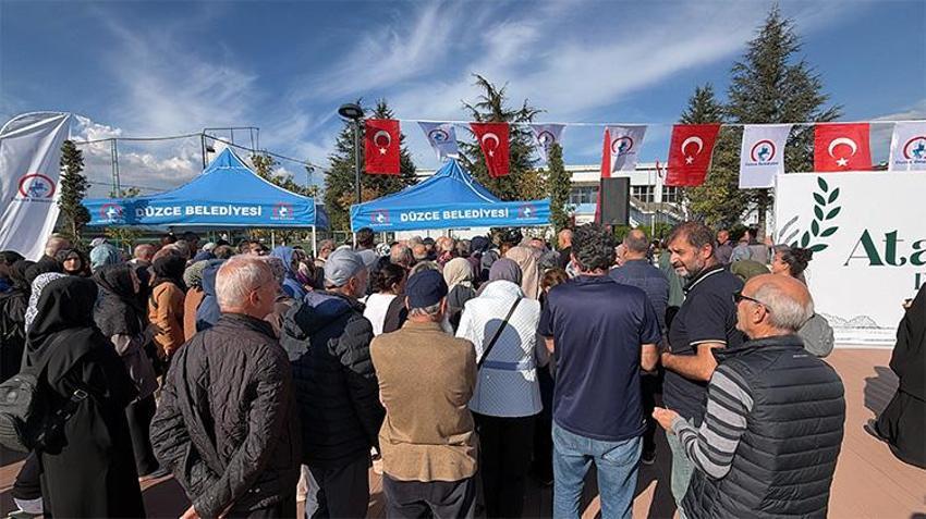 Düzce'de ücretsiz olarak dağıtıldı! Duyan oraya koştu, 16 bin paket dakikalar içerisinde tükendi