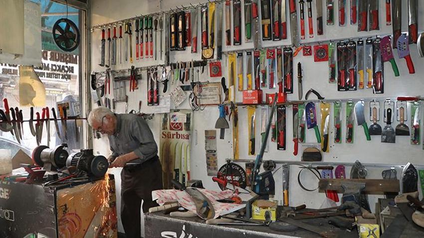 Van'da kaybolmaya yüz tutan zanaati 60 yıldır böyle yaşatıyor: 3 çocuğuna da öğretti!