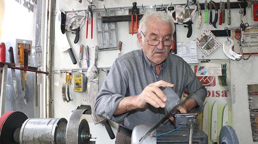 Van'da kaybolmaya yüz tutan zanaati 60 yıldır böyle yaşatıyor: 3 çocuğuna da öğretti!