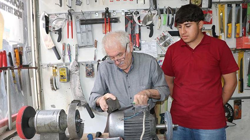 Van'da kaybolmaya yüz tutan zanaati 60 yıldır böyle yaşatıyor: 3 çocuğuna da öğretti!