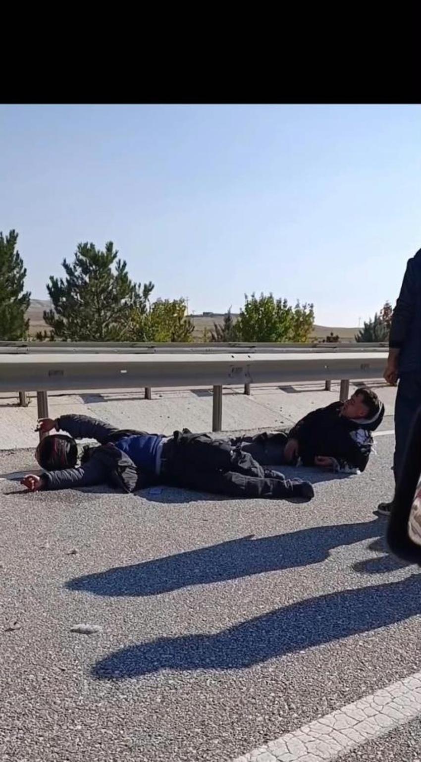Eskişehir sivrihisar’da motosiklet refüje çarptı: 2 yaralı!