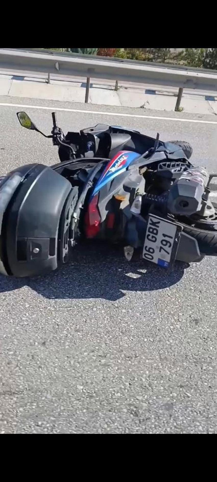 Eskişehir sivrihisar’da motosiklet refüje çarptı: 2 yaralı!
