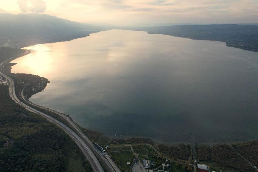 Sapanca Gölü'nde bir tarafta afet, bir tarafta bereket! Kuraklığı ardından son iki yılın en yüksek su seviyesi